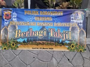 Polri Berbagi, Polisi Di Purwakarta Bagikan Takjil Ke Pengendara