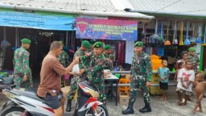 Disambut Antusias Masyarakat, Pos Kout Satgas Yonif 125/SMB Berbagi Takjil di Agats