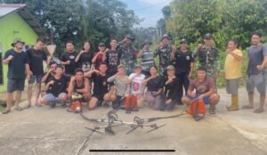 Masih Suasana Ibadah Puasa, Satgas Pamtas RI-Malaysia Yonarmed 16/TK Bersama Masyarakat Laksanakan Karya Bhakti di Wilayah Perbatasan