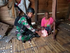 Mendatangi Langsung Rumah Warga, Satgas Yonif 623 Bagikan Sembako