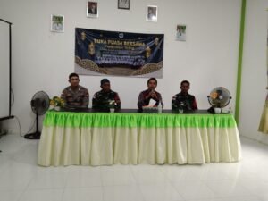 Membina Tali Silaturahmi Antar Instansi, Satgas Pamtas RI-Malaysia Yonarmed 16/TK Laksanakan Buka Bersama Dengan Aparat Desa