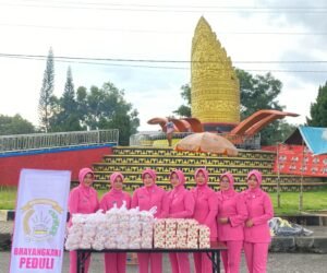 Ramadhan Penuh Berkah, Ibu Ketua Bhayangkari Cabang Lampung Tengah Berbagi Takjil Untuk Masyarakat