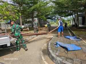 Sambut Hari Paskah, Satgas Pamtas RI-Malaysia Yonarmed 16/TK Laksanakan Gotong-Royong