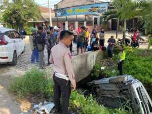 Sopir Mengantuk, Mobil Expander Tabrak Suzuki Karimun Hingga Masuk Parit