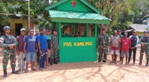 Wujudkan Lingkungan Kondusif, Satgas Yonif 125/SMB Perbaiki Poskamling Bersama Masyarakat