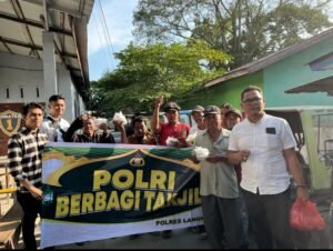Sat Res Narkoba Polres Langkat Mempererat Hubungan Dengan Masyarakat Lewat Program “Polri Berbagi Takjil”