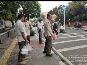 Abdul Rahman Hakim Kasatpol PP Kecamatan Johar Baru Jakarta Pusat Sambut Bulan Suci Ramadhan Dengan Berbagi Ta’ Zil
