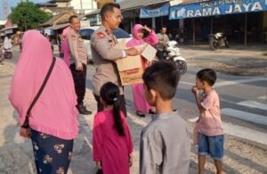 Indahnya Berbagi, Kapolsek Seputih Surabaya Bersama Bhayangkari Bagi Bagi Takjil Jelang Buka Puasa