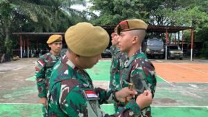 Satgas Pamtas RI-Malaysia Yonarmed 16/TK Laksanakan Upacara Kenaikan Pangkat di Perbatasan