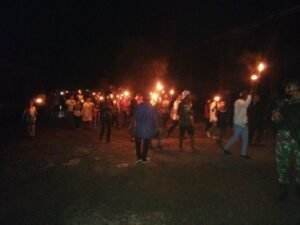 Pawai Obor Warnai Peringatan Paskah Personel Satgas Yonif 125/SMB Bersama Masyarakat Papua