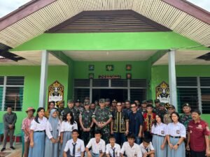 Satgas Yonarmed 10/ Bradjamusti Bantu Rehabilitasi Eks Puskesmas Senanning Menjadi Asrama Terintegrasi Anak Sekolah Wilayah Ketungau Hulu Perbatasan RI – MLY