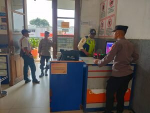 Satgas preemtif Operasi Ketupat Lodaya 2024 Polres Purwakarta Lakukan Patroli Dialogis