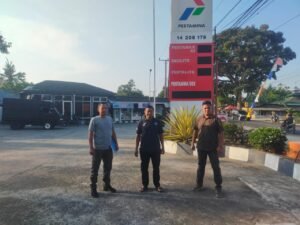 Pastikan Stok Cukup dan Cegah Kecurangan Penjualan BBM, Sat Reskrim Polres langkat cek SPBU.