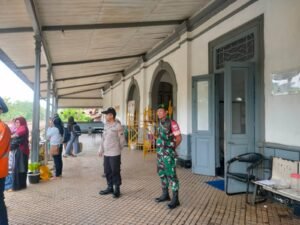 Pantau Pemudik, Babinsa Koramil Juwangi Amankan Stasiun Telawa