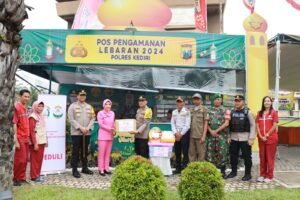 Kapolres Kediri Bersama Ketua Bhayangkari Kunjungi Pospam Arus Mudik 2024