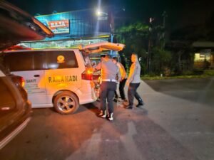 Petugas Pos PAM Operasi Ketupat Lodaya 2024 Polres Purwakarta Sigap Bantu Warga