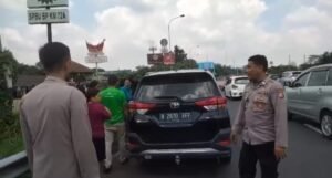Tak Kenal Lelah, Polres Purwakarta Terus Bantu Pemudik Yang Alami Kendala Saat Dalam Perjalanan