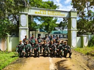 Dankolakopsrem 121/Abw Laksanakan Kunjungan Dan Bagikan Bingkisan Lebaran Kepada Satgas Pamtas RI-Mly Yonarmed 16/TK