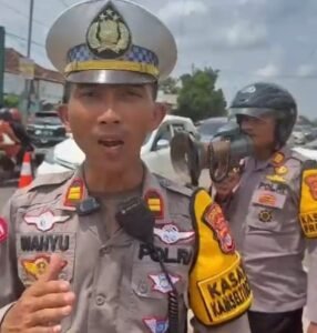 Arus Balik Lebaran Mulai Meningkat, Personel Polres Lampung Tengah Tegak Lurus Lakukan Pengaturan Lalulintas