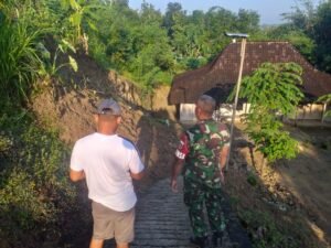 Babinsa Kemusu Pantau Lokasi Longsor di Desa Watugede