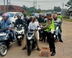 Pastikan Kelancaran Arus Balik Lebaran 1445 H, Polres Lampung Tengah Berikan Pengawalan Aman Bagi Pemudik