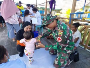 Bersama Puskesmas, Satgas Yonif 125/SMB Gelar Posyandu Rutin di Kampung Bis Agats