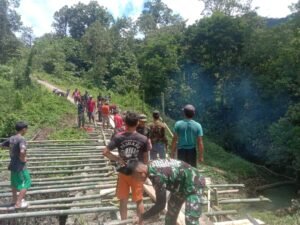 Satgas Pamtas RI-Malaysia Yonarmed 16/TK Gotong- Royong Perbaiki Jembatan Bersama Masyarakat Perbatasan