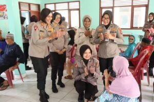 Maknai Hari Kartini, Polwan Polres Pesawaran Sambangi Panti Jompo Gelar Bhakti Sosial dan Bhakti Kesehatan