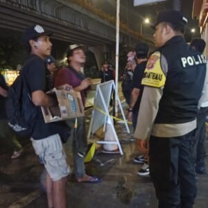 Bhabinkamtibmas Kedaung Kaliangke, Aipda Sigit Aribowo, Berikan Arahan Kepada Remaja Punk Untuk Tidak Meminta Minta di Area SPBU Bhabinkamtibmas Kedaung Kaliangke Beri Arahan Remaja Punk yang Minta-minta di SPBU