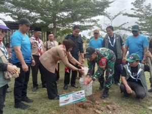 Peringati Hari Bumi, Satgas Pamtas RI-Malaysia Yonarmed 16/TK Menaman Pohon Bersama Siswa Perbatasan RI-Malaysia
