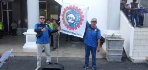 Ratusan Karyawan PT Mitra Ogan Gelar Aksi Damai di Depan Kantor DPRD OKU, Menuntut Hak 4 Bulan Terakhir ini Berkerja Tak KUNJUNG Menerima