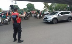 Personel Samapta Polres Metro Jakarta Barat Berikan Pelayanan Pengaturan Arus Lalu Lintas saat Jam Berangkat Kerja Polres Metro Jakarta Barat Siaga Atur Lalu Lintas saat Jam Sibuk Pagi, Beri Kelancaran Masyarakat Yang Akan Beraktivitas