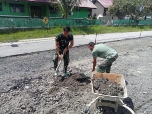 Satgas Pamtas RI-Malaysia Yonarmed 16/TK Perbaiki Jalan di Perbatasan