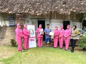 Cooling System Jelang Pilkada 2024, Srikandi Polsek Punggur Bersama Ibu Bhayangkari Berikan Bansos Untuk Warga Membutuhkan