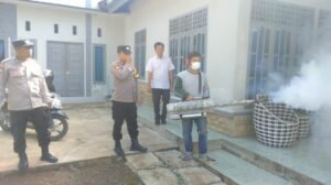 Cegah Penyebaran DBD Polres Lampung Barat Dan Puskesmas Lakukan Fooging di Pemukiman Warga