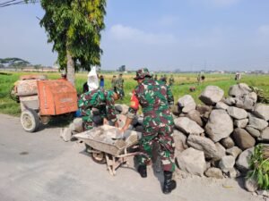 Anggota Kodim 0726/Sukoharjo Dan Warga Bahu Laksanakan Pra TMMD Reguler