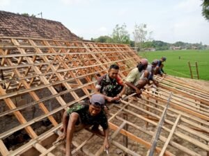 Budayakan Gotong Royong Babinsa Bantu Bangun Rumah