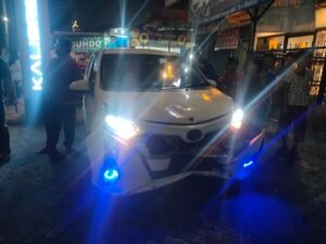 Mobil Calya Menabrak 2 Motor Dan Jukir diJalan Raya Hos Cokrominoto