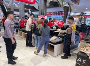 Polsek Cengkareng Tingkatkan Keamanan dengan Patroli Jalan Kaki di Pusat Perbelanjaan Ops Ketupat Jaya 2024, Polsek Cengkareng Lakukan Patroli Jalan Kaki Untuk Cegah Penjambretan dan Hipnotis Di Pusat Perbelanjaan