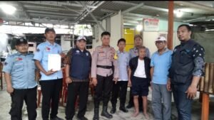 Bhabinkamtibmas Kalideres dan Dinas Sosial Tanggap, Lansia Pikun Tanpa Identitas di Kalideres diBawa ke Panti Sosial