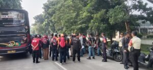 May Day, Polres Purwakarta Lakukan Pengawalan Buruh Yang Berangkat Ke Jakarta