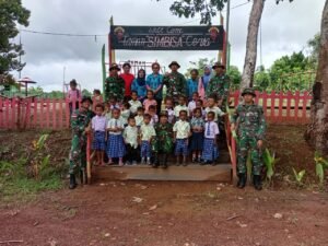 Anak TK Maranatha Bade Bermain Dan Belajar Di Alam Terbuka Bersama Personel Pos Bade Satgas Yonif 125/SMB