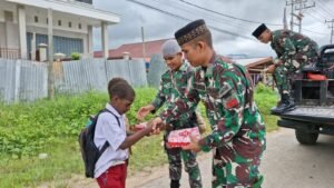 Terus Berbagi di Jumat Berkah, Pos Kotis Satgas Yonif 125/SMB Berbagi Makanan Ke Warga Kepi
