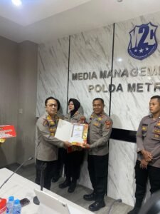 Aksi Heroik Kasi Humas Polsek Tambora Gagalkan Aksi Curanmor Di ganjar Penghargaan Oleh Kabid Humas Polda Metro Jaya Berhasil Gagalkan Aksi Curanmor Dan Ungkap 37 Unit Sepeda Motor, Kasi Humas Polsek Tambora Terima Penghargaan Dari Bid Humas PMJ
