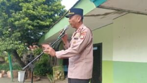 Bhabinkamtibmas dan Kapospol Kedoya Utara Sampaikan Pesan Positif kepada Siswa SMA 57 yang Lulus Acara Pelepasan Siswa SMA 57: Bhabinkamtibmas dan Kapospol Kedoya Utara Ajak Siswa Jaga Nama Baik Dan Jauhi Segala Bentuk Pelanggaran Hukum
