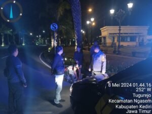 Patroli Dini Hari, Polisi Kediri Bubarkan Pemuda Nongkrong di SLG Cegah Kerawanan Hingga Aksi Balap Liar
