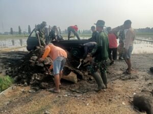 Perjuangan Satgas TMMD ke 120 Kodim 0726/Sukoharjo, Langsir Material Pasir Ke Titik Pengecoran