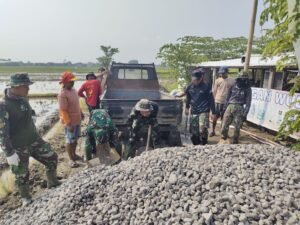 Kompak, Anggota Satgas TMMD Reguler Ke-120 Kodim 0726/Sukoharjo dan warga Langsir Material Rabat Beton