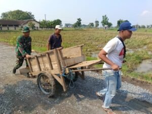 Gerobag Kayu vital, Praktis dan Menjadi Idola Alat Angkut Langsiran Material di Lokasi TMMD