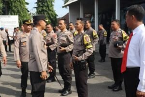 Kapolres Kediri Kota AKBP Bramastyo Priaji, S.H., S.I.K., M.Si. didampingi PJU Polres Kediri Kota dan Kapolsek Kota Kediri Kompol mengecek sikap tampang personel Polsek Kediri Kota pada apel pagi di lapangan Mapolsek Kediri Kota. Hal ini dilakukan dalam rangka menjaga kedisiplinan personel Polsek Jajaran Polres Kediri Kota. Senin (13/5/2024).